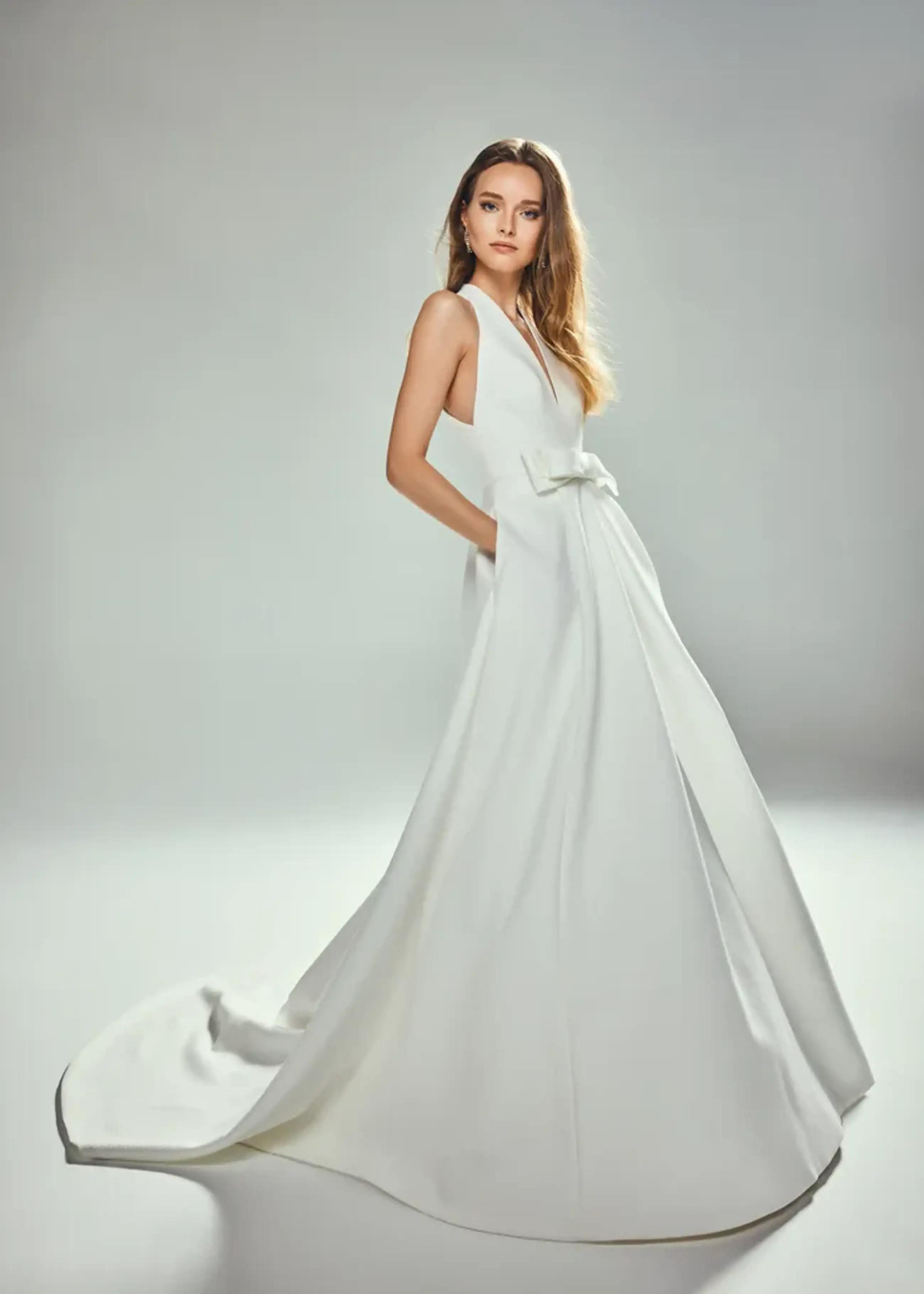 Model wearing Jesus Peiro wedding Dress